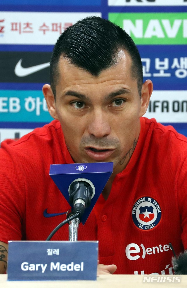 【수원=뉴시스】조성봉 기자 = 메델 칠레 축구대표팀 주장이 대한민국 축구대표팀과의 평가전을 하루 앞둔 10일 오후 경기 수원시 팔달구 수원월드컵경기장에서 열린 공식기자회견에서 취재진 질문에 답변하고 있다. 2018.09.10.suncho21@newsis.com