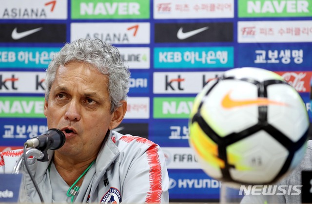 【수원=뉴시스】조성봉 기자 = 레이날도 루에다 칠레 축구 대표팀 감독이 대한민국 축구대표팀과의 평가전을 하루 앞둔 10일 오후 경기 수원시 팔달구 수원월드컵경기장에서 열린 공식기자회견에서 취재진 질문에 답변하고 있다. 2018.09.10.suncho21@newsis.com