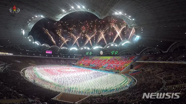 【서울=뉴시스】 북한 조선중앙TV가 지난 9일 조선민주주의인민공화국 창건 70주년을 맞아 평양 5월1일경기장에서 열린 경축 대집단체조와 예술공연 '빛나는 조국‘을 10일 보도했다. 2018.09.10. (사진=조선중앙TV 캡쳐)&nbsp; photo@newsis.com