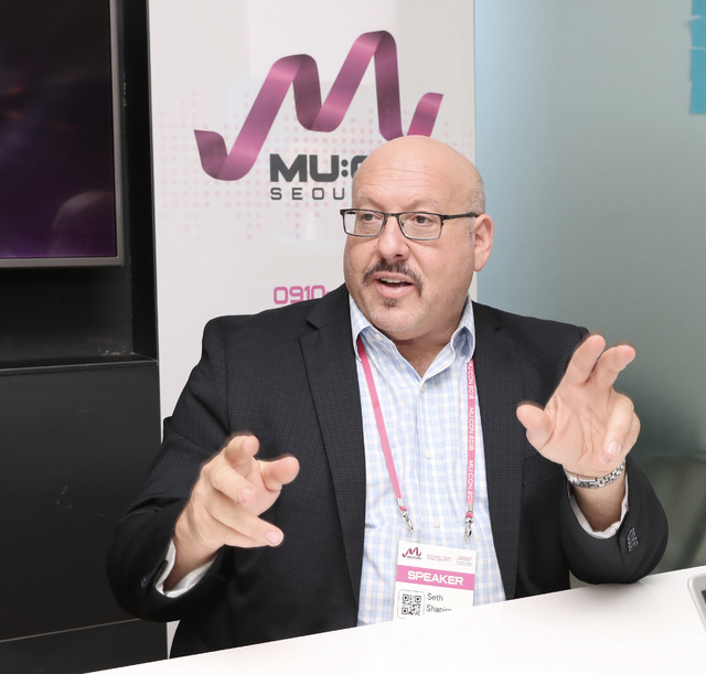 재주넘는 가수, 돈버는 업자···세스 샤피로 "음악으로 생계 가능해야"