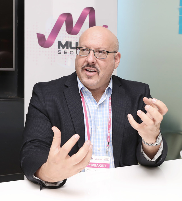 재주넘는 가수, 돈버는 업자···세스 샤피로 "음악으로 생계 가능해야"