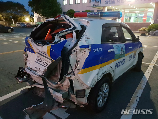 【부산=뉴시스】 하경민 기자 = 11일 부산과 경남 거제시를 잇는 거가대교 위에서 술에 취한 상태로 트레일러를 몰던 A(57)씨가 도로를 가로막고 차량을 들이받는 등 난동을 부리며 경찰과 대치하다 약 5시간 만에 붙잡혔다고 부산경찰청은 밝혔다. 대치 과정에서 경찰은 트레일러 앞바퀴에 공포탄 1발과 실탄 3발을 발사했고, 오전 4시 58분께 A씨가 차량을 세우고 바다로 투신하겠다며 차량 조수석 문을 열려고 하자 경찰특공대가 운전석과 앞 유리 등을 파손하고 내부로 진입해 A씨 검거했다. 2018.09.11. (사진=부산경찰청 제공) yulnetphoto@newsis.com 