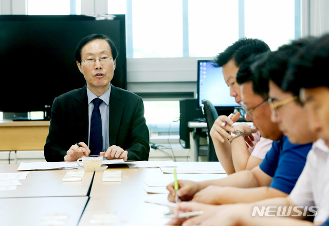 【전주=뉴시스】김민수 기자 = 11일 김송일 전라북도행정부지사는 전북도청 기자실을 찾아 도내 14개 시군과 유관기관 등이 합동으로 ‘8개 분야 추석 명절 민생안정 종합 대책’을 발표했다. 2018.09.11. photo@newsis.com