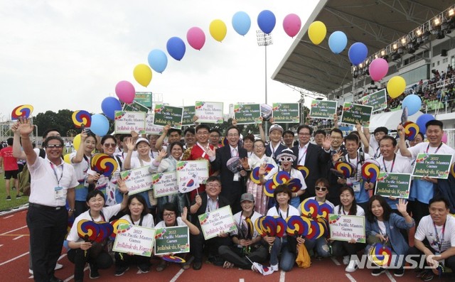 【전주=뉴시스】김민수 기자 = 제1회 아·태 마스터스 대회가 열리고 있는 말레이시아를 찾은 송하진 전북도지사 등 대회 유치 홍보단과 전북 선수단이 현지에서 기념촬영을 하고 있다. 2018.09.11. photo@newsis.com