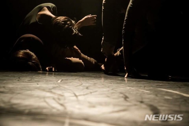 【전주=뉴시스】윤난슬 기자 = 전북대학교는 무용학과 현대무용 동문들로 구성된 CDP(Coll Dance Project) 무용단이 최근 열린 '제27회 전국 무용제'에서 은상을 수상했다고 11일 밝혔다. 2018.09.11.(사진=전북대 제공) photo@newsis.com