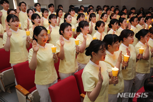 【제주=뉴시스】배상철 기자 = 제주대학교 간호학과 학생들이 나이팅게일 선서식을 하고 있다. 제주대 간호학과는 중앙일보가 시행한&nbsp; 4년제 대학 이공계 학과 평가에서 최상 등급을 받았다. 2018.09.11. (사진=제주대학교 제공) bsc@newsis.com