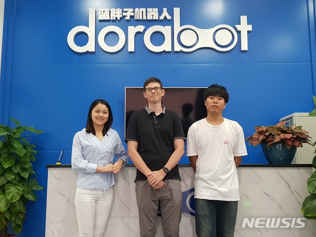 【선전(중국)=뉴시스】오동현 기자 = 중국 선전에 위치한 로보틱스 물류 솔루션 스타트업 '도라봇'에서 근무하는 직원들. 왼쪽부터 Lyla Lu PR매니저, Ranen Parry 마케팅 매니저, 권민구 선임 연구원. 2018. 08. 24. odong85@newsis.com
