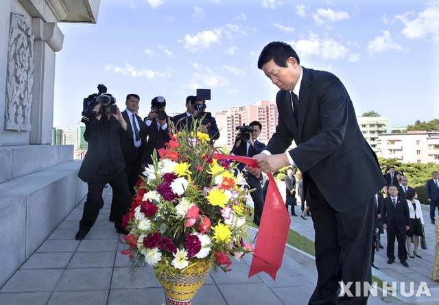 【평양=신화/뉴시스】중국 시진핑 국가주석의 특별대표로 방북한 리잔수(栗戰書) 중국 전국인민대표회의 상무위원장이 10일 북중 친선의 상징인 중조우의탑을 참배하면서 꽃바구니 리본을 정리하고 있다. 리 위원장은 북한 정권수립 70주년(9·9절) 기념 행사 참석차 8~10일 북한을 방문했다. 2018.09.11