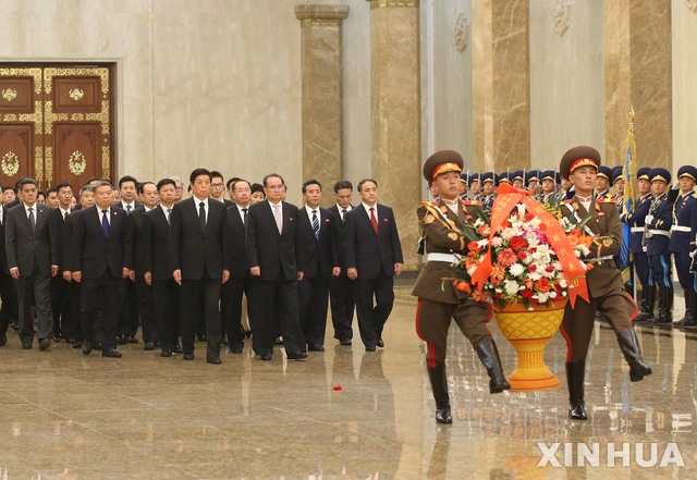 【평양=신화/뉴시스】중국 시진핑 국가주석의 특별대표로 방북한 리잔수(栗戰書) 중국 전국인민대표회의 상무위원장과 중국 대표단이 지난 8일 김일성, 김정일 시신이 안치된 금수산 태양궁전을 참배하고 있다. 리 위원장은 북한 정권수립 70주년(9·9절) 기념 행사 참석차 8~10일 북한을 방문했다. 2018.09.11 