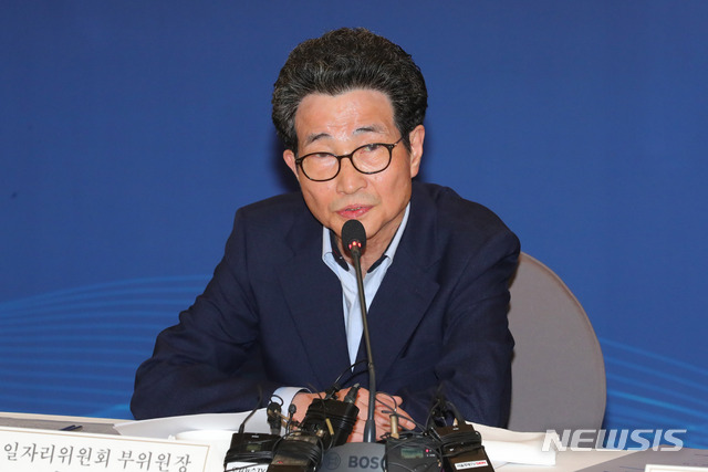 【서울=뉴시스】배훈식 기자 = 11일 오전 서울 중구 한국프레스센터에서 열린 제7차 일자리위원회에 참석한 이목희 부위원장이 모두발언하고 있다. 2018.09.11. dahora83@newsis.com