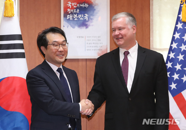 【서울=뉴시스】고승민 기자 = 이도훈 한반도평화교섭본부장이 11일 오전 서울 외교부에서 스티븐 비건 미국 국무부 대북정책특별대표와 회담하기 전 기념촬영을 하고 있다.&nbsp; 회담에서 이들은 대북특사단 방북 결과를 비롯한 최근 한반도 상황에 대한 평가를 공유할 예정이다. 더불어 향후 비핵화 및 평화체제 구축·추진 방안과 한미 공조 방안 등에 관해 협의할 계획이다. 2018.09.11. kkssmm99@newsis.com