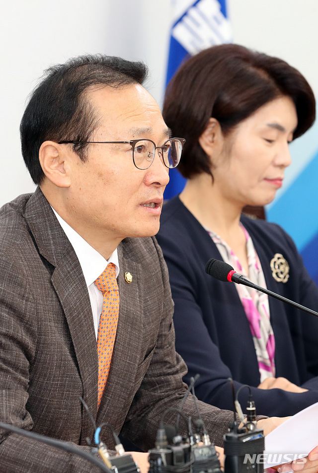 【서울=뉴시스】이종철 기자&nbsp; = 11일 오전 서울 여의도 국회에서 열린 더불어민주당 원내대책회의에서 홍영표 원내대표가 모두발언을 하고 있다. 2018.09.11.&nbsp; jc4321@newsis.com