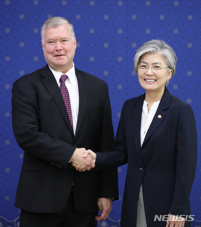 【서울=뉴시스】 고승민 기자 = 강경화 외교부 장관이 11일 오전 서울 종로구 외교부를 방문한 스티븐 비건 미국 국무부 대북정책 특별대표와 만나 악수하고 있다. 2018.09.11. photo@newsis.com