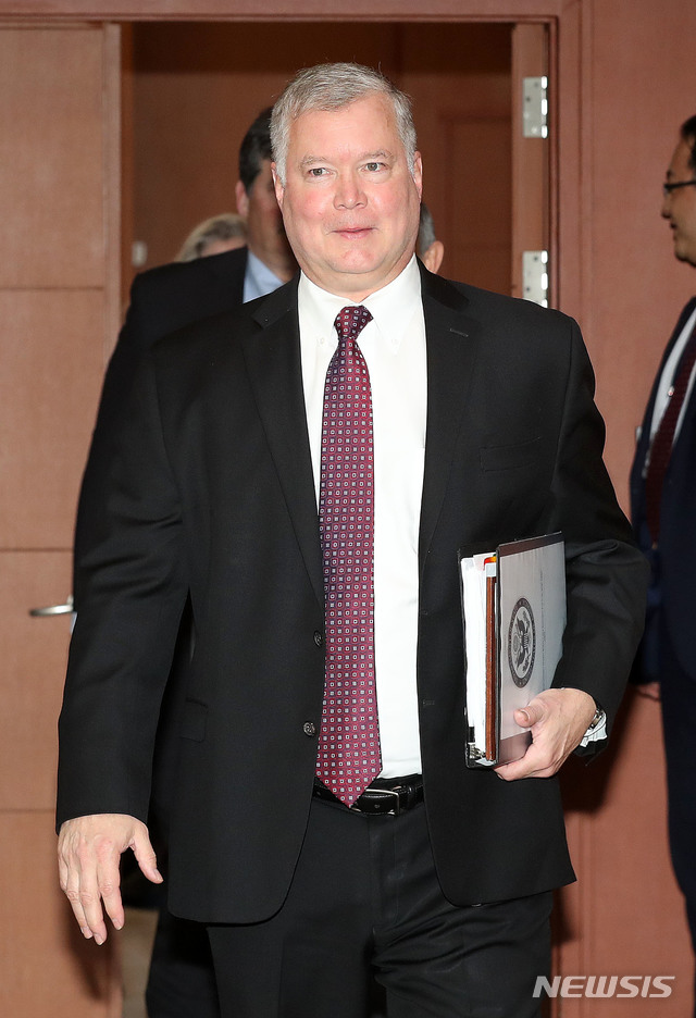 【서울=뉴시스】 고승민 기자 = 스티브 비건 미국 국무부 대북정책특별대표가 11일 오전 강경화 외교부 장관 면담 갖기위해 서울 종로구 외교부 접견실로 들어서고 있다. 2018.09.11.&nbsp; photo@newsis.com 