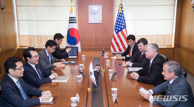 【서울=뉴시스】 고승민 기자 = 비건 미 대북정책특별대표(오른쪽 두번째)가 11일 오전 서울 외교부 청사에서 이도훈 한반도평화교섭본부장(왼쪽 두번째)과 회담을 하고 있다. 맨 오른쪽은 해리 해리스 주한미대사. 2018.09.11. photo@newsis.com
