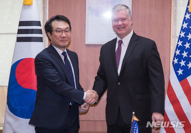 【서울=뉴시스】 고승민 기자 = 비건 미 대북정책특별대표가 11일 오전 서울 외교부 청사에서 이도훈 한반도평화교섭본부장과 회담에 앞서 악수를 하고 있다. 2018.09.11. photo@newsis.com
