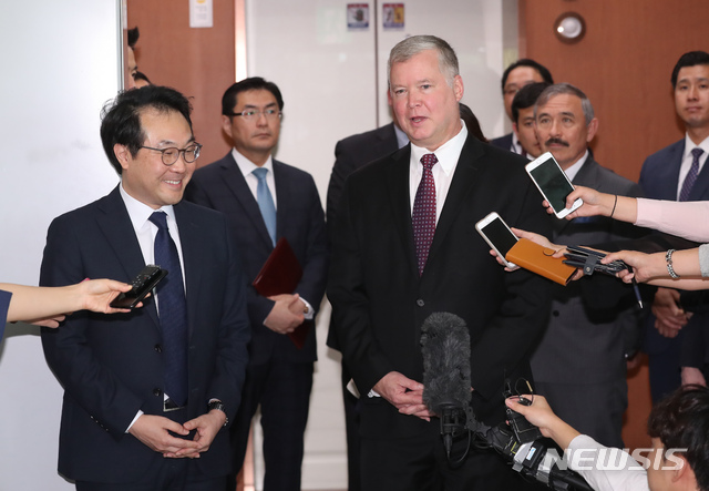 【서울=뉴시스】고승민 기자 = 이도훈 한반도평화교섭본부장과 스티븐 비건 미국 국무부 대북정책특별대표가 지난 11일 오전 서울 외교부에서 회담을 마친 뒤 로비에서 간단한 브리핑을 하고 있다.회담에서 이들은 대북특사단 방북 결과를 비롯한 최근 한반도 상황에 대한 평가를 공유한 것으로 알려졌다. 더불어 향후 비핵화 및 평화체제 구축·추진 방안과 한미 공조 방안 등에 관해 협의할 계획이다. 2018.09.29 kkssmm99@newsis.com