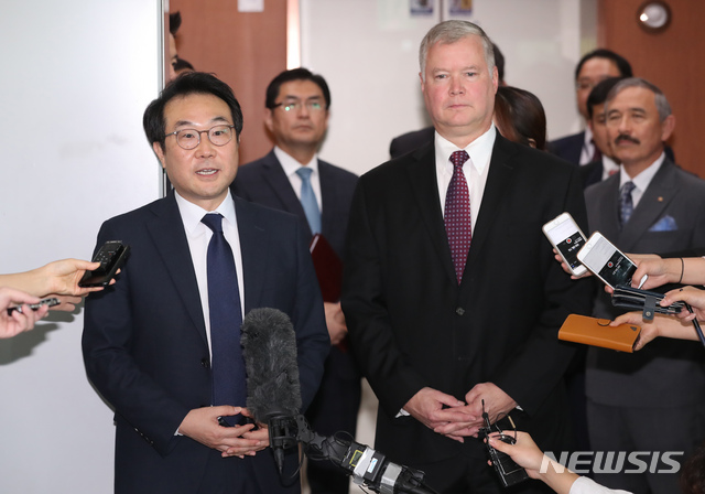 【서울=뉴시스】고승민 기자 = 이도훈 한반도평화교섭본부장과 스티븐 비건 미국 국무부 대북정책특별대표가 11일 오전 서울 외교부에서 회담을 마친 뒤 로비에서 간단한 브리핑을 하고 있다.회담에서 이들은 대북특사단 방북 결과를 비롯한 최근 한반도 상황에 대한 평가를 공유한 것으로 알려졌다. 더불어 향후 비핵화 및 평화체제 구축·추진 방안과 한미 공조 방안 등에 관해 협의할 계획이다. 2018.09.11.kkssmm99@newsis.com