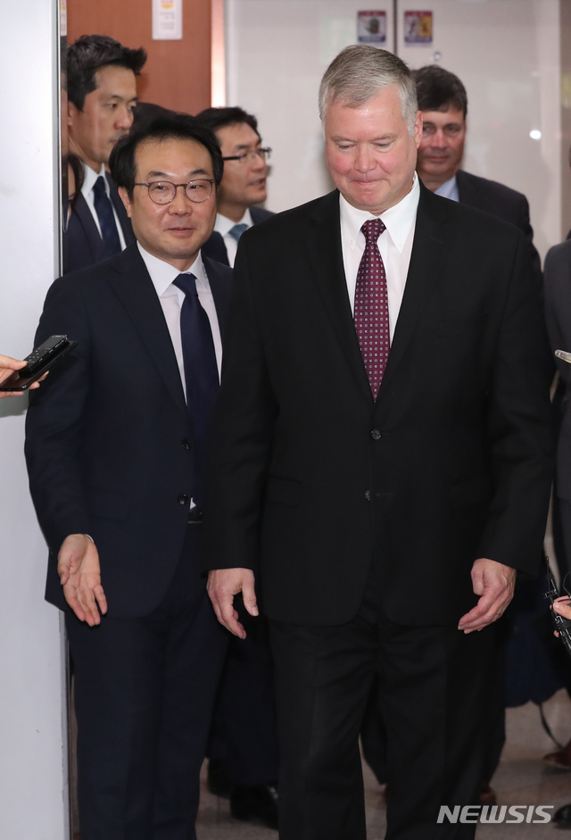 【서울=뉴시스】고승민 기자 = 이도훈 한반도평화교섭본부장과 스티븐 비건 미국 국무부 대북정책특별대표가 지난 11월11일 오전 서울 외교부에서 회담을 마친 뒤 청사를 나서고 있다.. 2018.11.21 kkssmm99@newsis.com