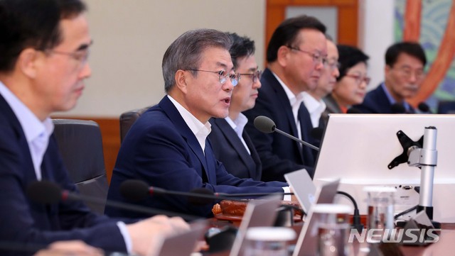 【서울=뉴시스】전신 기자 = 문재인 대통령이 11일 청와대 본관에서 열린 국무회의를 주재하고 있다. 2018.09.11. photo1006@newsis.com