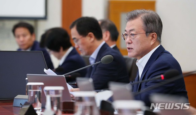 【서울=뉴시스】전신 기자 = 문재인 대통령이 11일 청와대 본관에서 열린 국무회의를 주재하고 있다. 2018.09.11.&nbsp; photo1006@newsis.com