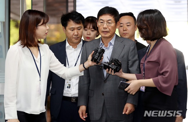 【서울=뉴시스】조성봉 기자 = ‘노조 와해 의혹’을 받고 있는 이상훈 삼성전자 이사회 의장이 지난 9월11일 영장실질심사를 받기 위해 서울 서초구 서울중앙지법에 들어서고 있다. 2018.09.11.suncho21@newsis.com