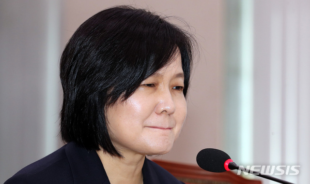 【서울=뉴시스】이종철 기자&nbsp; = 11일 오전 서울 여의도 국회에서 열린 법사위 전체회의 이은애 헌법재판관 후보자 인사청문회에 출석한 이 후보자가 위장전입, 갑질의혹에 대한 의원들의 질의에 답하고 있다. 2018.09.11.jc4321@newsis.com