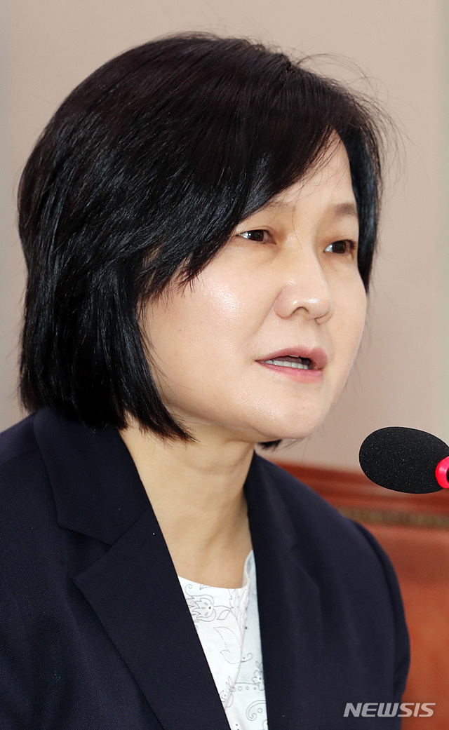 【서울=뉴시스】이종철 기자 = 11일 오전 서울 여의도 국회에서 열린 법사위 전체회의 이은애 헌법재판관 후보자 인사청문회에 출석한 이 후보자가 위장전입, 갑질의혹에 대한 의원들의 질의에 답하고 있다. 2018.09.11.jc4321@newsis.com