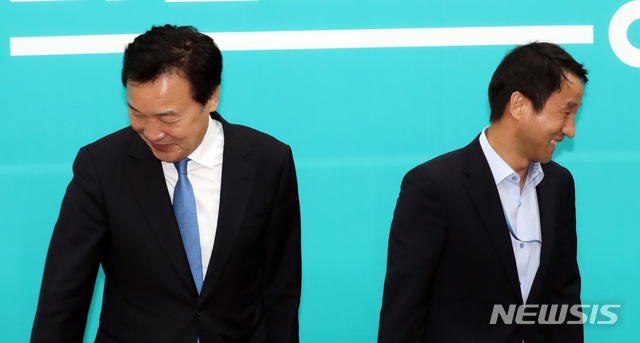 【서울=뉴시스】박영태 기자 = 손학규 바른미래당 대표가 11일 오전 서울 영등포구 여의도 국회를 예방한 한병도 청와대 정무수석과 인사 후 자리에 앉고 있다. 한 수석은 이 자리에서 평양에서 열리는 남북정상회담에 동행을 요청할 예정이다. 2018.09.11.since1999@newsis.com