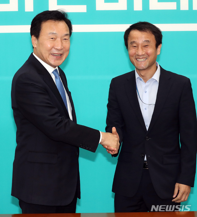 【서울=뉴시스】박영태 기자 = 손학규 바른미래당 대표가 11일 오전 서울 영등포구 여의도 국회를 예방한 한병도 청와대 정무수석과 악수를 하고 있다. 한 수석은 이 자리에서 평양에서 열리는 남북정상회담에 동행을 요청할 예정이다. 2018.09.11.since1999@newsis.com