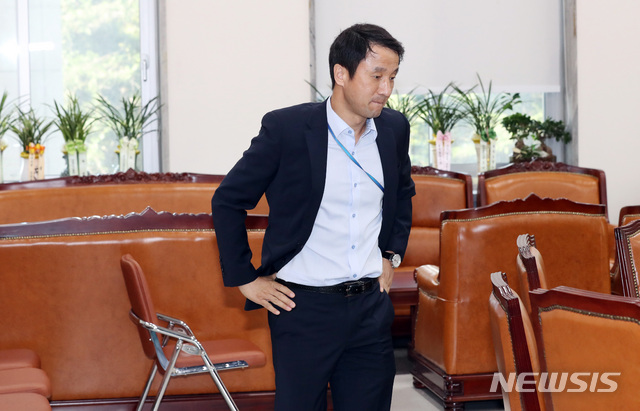 【서울=뉴시스】박영태 기자 = 한병도 청와대 정무수석이 11일 오전 서울 영등포구 여의도 국회를 예방, 손학규 바른미래당 대표실에서 손학규 대표를 기다리고 있다. 한 수석은 이 자리에서 평양에서 열리는 남북정상회담에 동행을 요청할 예정이다. 2018.09.11. since1999@newsis.com