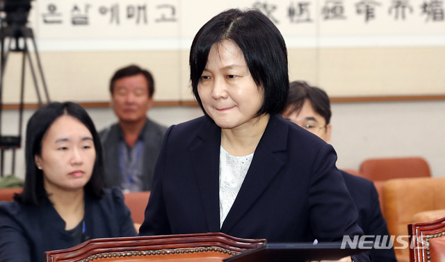 【서울=뉴시스】이종철 기자&nbsp; = 11일 오전 서울 여의도 국회에서 열린 법사위 전체회의 이은애 헌법재판관 후보자 인사청문회에 출석한 이 후보자가 선서를 하기위해 발언대로 나가고 있다. 2018.09.11.jc4321@newsis.com