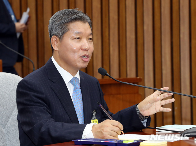 【서울=뉴시스】박영태 기자 = 11일 오전 서울 영등포구 여의도 국회에서 진행된 헌법재판소 재판관(후보자 이영진) 선출안 심사를 위한 인사청문회에서 이영진 후보자가 의원 질의에 답변하고 있다. 2018.09.11.since1999@newsis.com