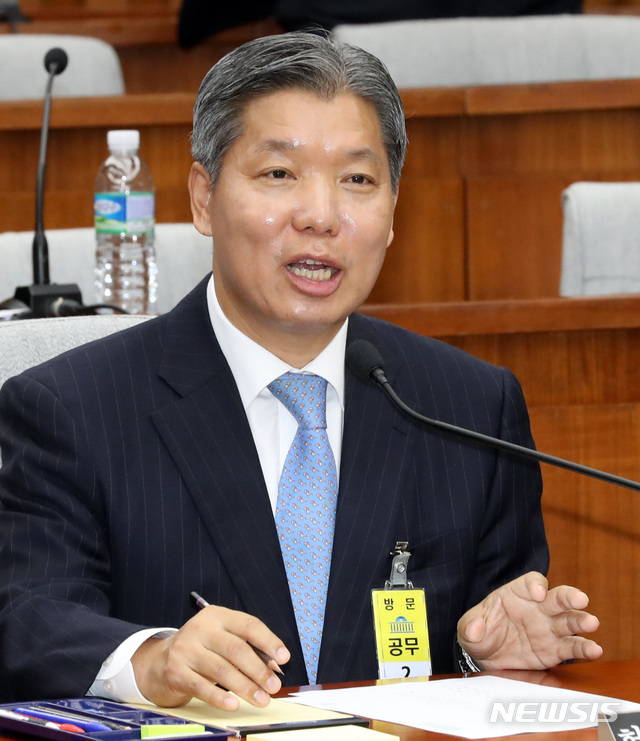 【서울=뉴시스】박영태 기자 = 11일 오전 서울 영등포구 여의도 국회에서 진행된 헌법재판소 재판관(후보자 이영진) 선출안 심사를 위한 인사청문회에서 이영진 후보자가 의원 질의에 답변하고 있다. 2018.09.11.since1999@newsis.com