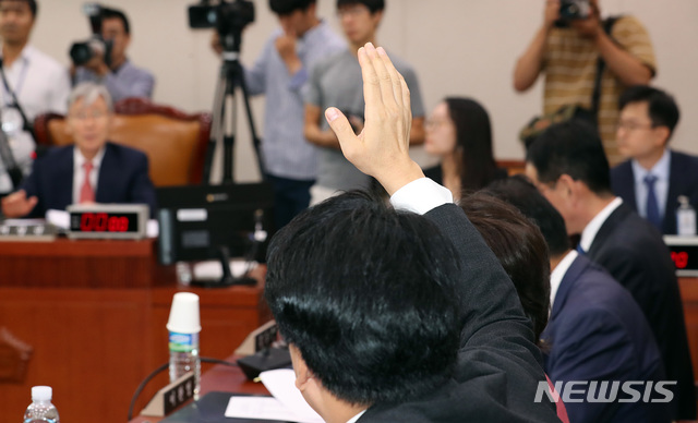 【서울=뉴시스】이종철 기자 = 11일 오전 서울 여의도 국회에서 열린 법사위 전체회의 이은애 헌법재판관 후보자 인사청문회에서 자유한국당 장제원 의원이 이 후보자에 위장전입, 갑질의혹이 있다며 손을 흔들며 청문회 거부의사를 밝히고 있다. 2018.09.11.jc4321@newsis.com