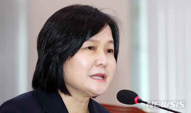 【서울=뉴시스】이종철 기자&nbsp; = 지난 11일 오전 서울 여의도 국회에서 열린 법사위 전체회의 이은애 헌법재판관 후보자 인사청문회에 출석한 이 후보자가 위장전입, 갑질의혹에 대한 의원들의 질의에 답하고 있다. 2018.09.11.jc4321@newsis.com