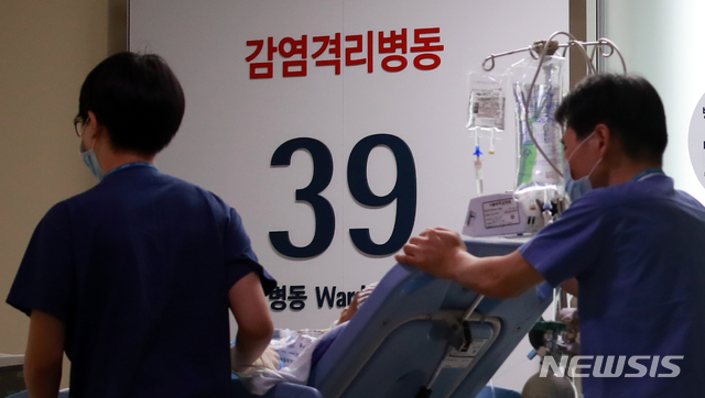 【서울=뉴시스】 김선웅 기자 = 3년만에 국내 메르스 확진자가 발생, 서울대병원 국가지정격리병실에서 치료를 받고 있는 가운데 11일 서울 종로구 서울대병원에서 직원들이 마스크를 쓰고 있다. 2018.09.11. mangusta@newsis.com