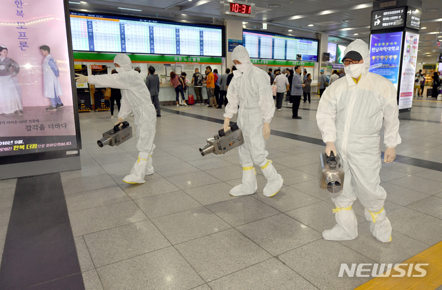 【광주=뉴시스】류형근 기자 = 중동호흡기증후군(MERS·메르스) 확진환자가 발생해 전국에 비상이 걸린 가운데 11일 오전 광주 서구 유스퀘어광주버스터미널에서 방역당국이 휴대용방역기계를 이용해 소독을 하고 있다. 2018.09.11. hgryu77@newsis.com