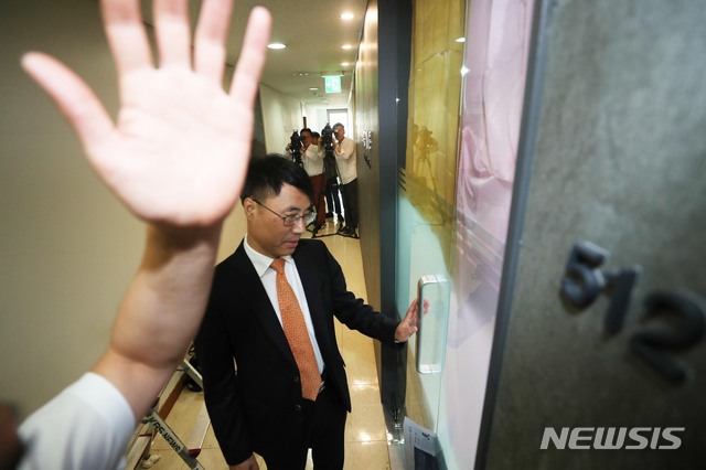 【서울=뉴시스】조성봉 기자 = 11일 오전 서울 서초구 유해용 전 대법원 수석재판연구관의 변호사 사무실에 유 전 수석재판연구원이 들어가고 있는 모습을 직원이 손으로 가로막고 있다. 2018.09.11.suncho21@newsis.com