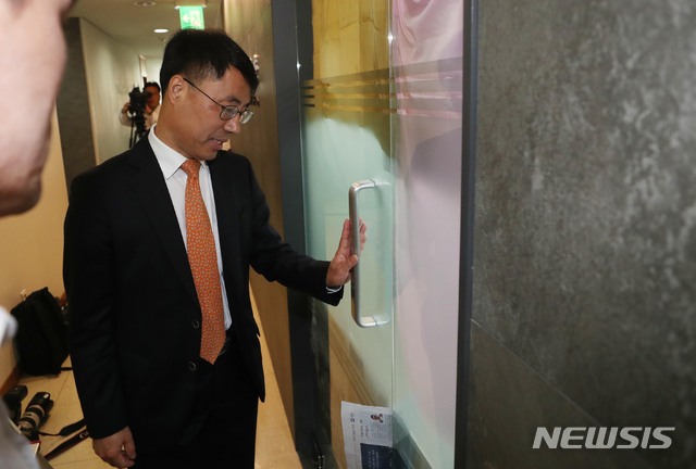 【서울=뉴시스】조성봉 기자 = 11일 유해용 전 수석재판연구원이 사무실에 들어가고 있다. 2018.09.11.suncho21@newsis.com