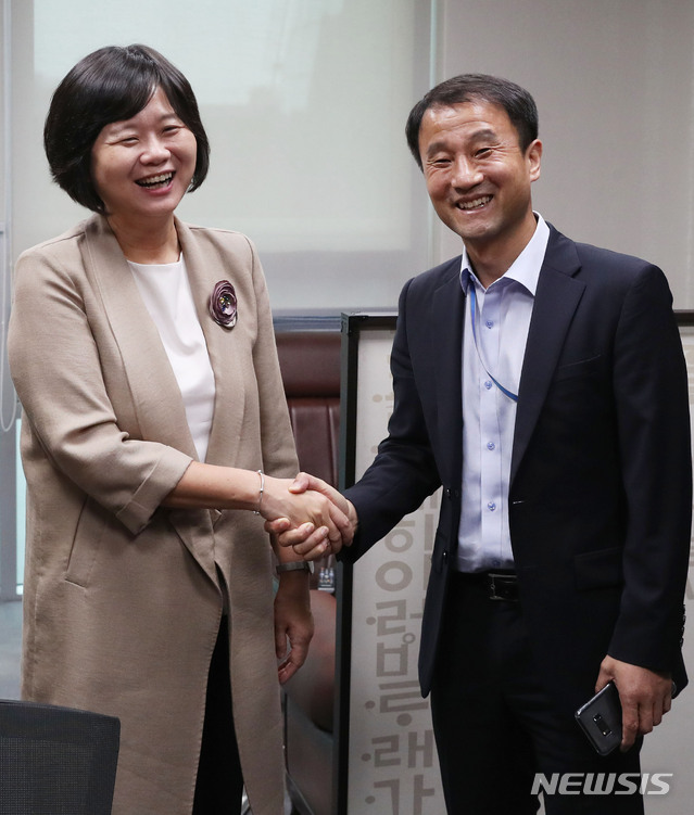 【서울=뉴시스】홍효식 기자 = 한병도(오른쪽) 대통령비서실 정무수석이 11일 오후 서울 여의도 국회 의원회관에서 정의당 이정미 대표를 예방해 악수하고 있다. 2018.09.11. yesphoto@newsis.com