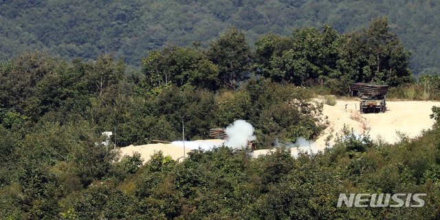 【포천=뉴시스】전진환 기자 = 2018 대한민국방위산업전(DX Korea 2018) 의 일환으로 육군 기동화력시범이 열린 11일 오후 경기도 포천 승진훈련장에서 구룡 다연장로켓 화력지원 시범을 보이고 있다. 2018.09.11. amin2@newsis.com