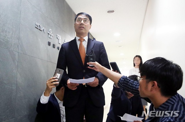 【서울=뉴시스】조성봉 기자 = 11일 오후 서울 서초구 유해용 전 대법원 수석재판연구관의 사무실 앞에서 유 전 수석재판연구관이 입장 발표를 하고 있다. 2018.09.11.suncho21@newsis.com