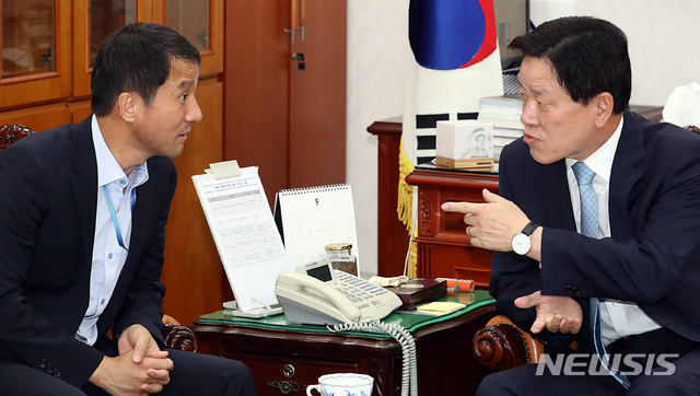 【서울=뉴시스】이종철 기자 = 주승용 국회부의장(오른쪽)이 11일 오후 서울 여의도 국회에서 문재인 대통령의 평양 방문 동행 협조를 요청하기 위해 예방한 한병도 청와대 정무수석과 의견을 나누고 있다. 2018.09.11.jc4321@newsis.com