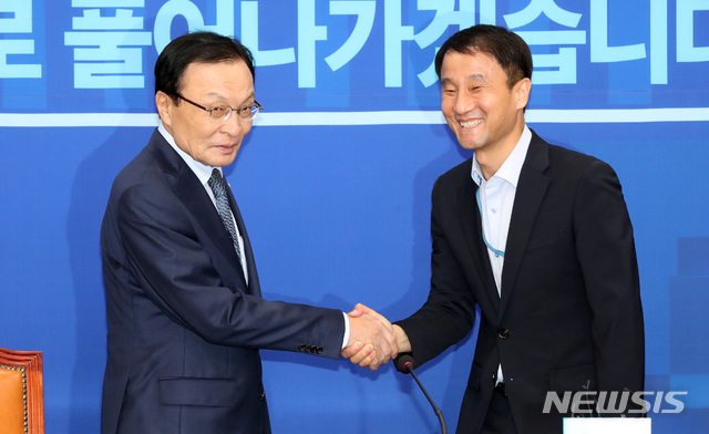 【서울=뉴시스】박영태 기자 = 이해찬 더불어민주당 대표가 11일 오후 서울 영등포구 여의도 국회를 예방한 한병도 청와대 정무수석을 만나 악수를 나누고 있다. 2018.09.11.since1999@newsis.com