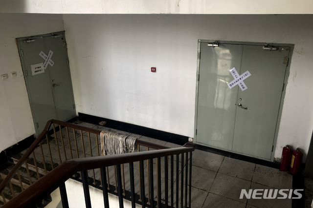 [베이징=AP/뉴시스] 중국 정부가 다음달부터 자국 내에 있는 외국인들의 종교활동에 대한 규정을 강화해 무허가 선교활동 등으로 인한 피해를 주의할 필요가 있다고 주중대사관이 24일 밝혔다. 사진은 베이징시 종교당국이 강제 폐쇄해 2018년 9월 11일 차압딱지가 붙은 중국 베이징 최대 지하교회인 시안(錫安·시온)교회 출입구로 기사와는 직접 관련 없음. 2025.04.24