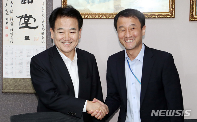 【서울=뉴시스】이종철 기자&nbsp; = 정동영 민주평화당 대표(왼쪽)가 11일 오후 서울 여의도 국회 의원회관에서 문재인 대통령의 평양 방문 동행 협조를 요청하기 위해 예방한 한병도 청와대 정무수석과 악수를 하고 있다.&nbsp; 2018.09.11.jc4321@newsis.com