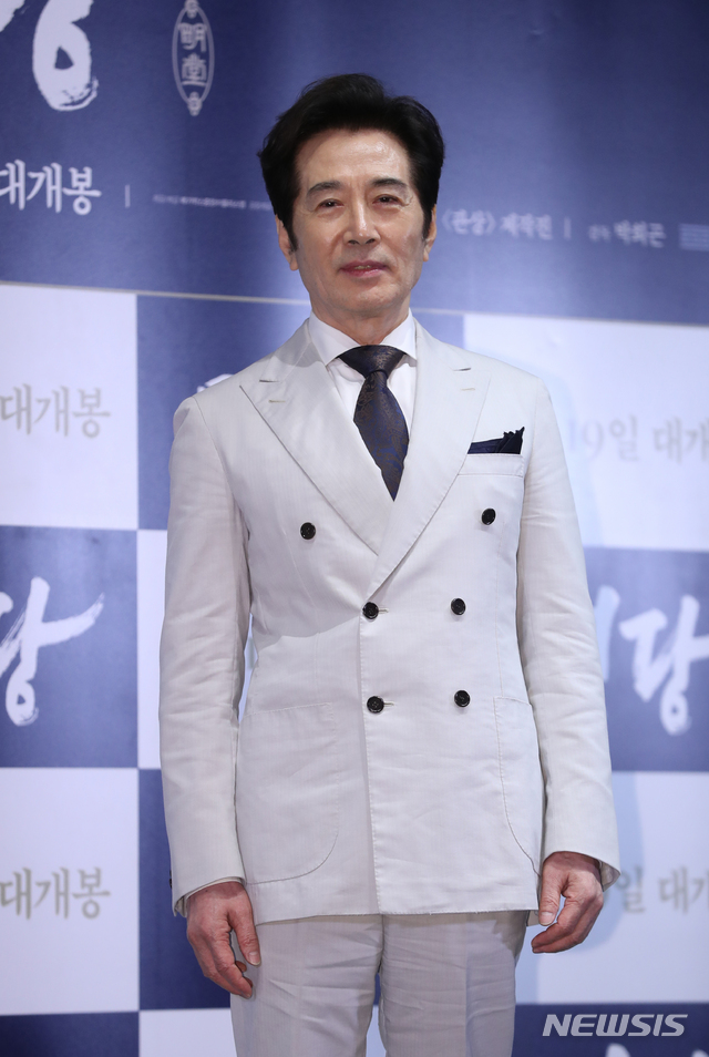 【서울=뉴시스】조수정 기자 = 배우 백윤식이 11일 오후 서울 삼성동 메가박스 코엑스에서 열린 영화 '명당' 언론시사회에서 포즈를 취하고 있다. 영화 '명당'은 오는 19일 개봉한다. 2018.09.11. chocrystal@newsis.com