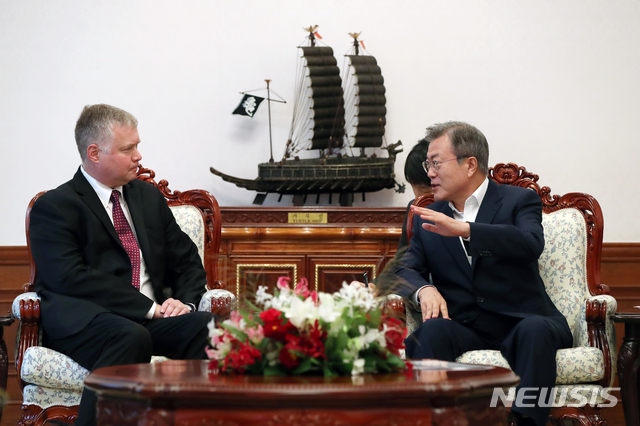 【서울=뉴시스】전신 기자 = 문재인 대통령이 11일 청와대 본관 접견실에서 스티븐 비건 미 국무부 대북정책 특별대표와 만나 면담하고 있다. 2018.09.11. (사진=청와대 제공) photo@newsis.com 