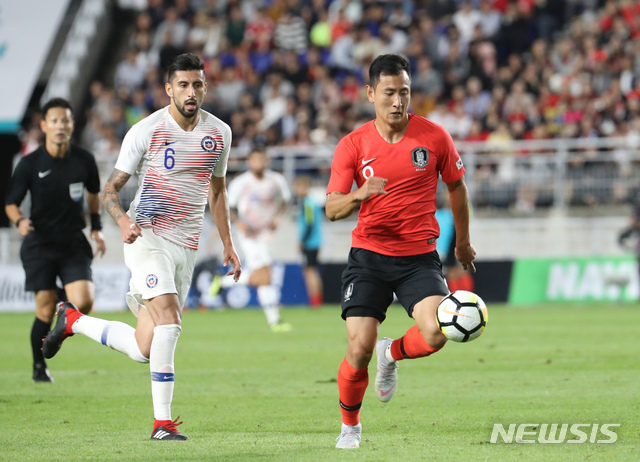 지동원, 첫 골 터뜨렸으나 환호 중 부상 